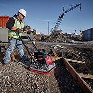 Schneller, stärker und mit Akku: erste reversierbare Rüttelplatte in ihrer Gewichtsklasse