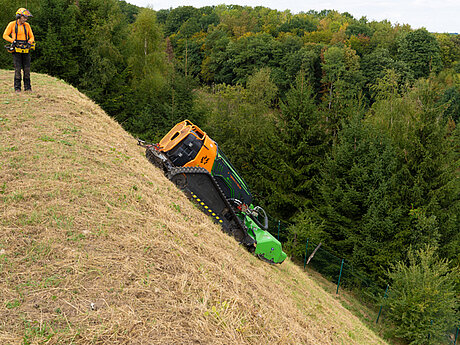 Mit MDB-Raupen effizient extreme Steilh&auml;nge bearbeiten