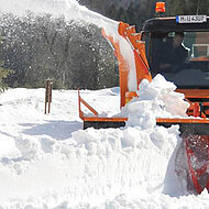 &bdquo;Gipfel-Vorbereiter&ldquo;: Unimog Ger&auml;tetr&auml;ger BlueTec 6 als Schneer&auml;umer f&uuml;r Hubschrauber-Landepl&auml;tze 