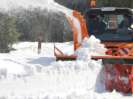 &bdquo;Gipfel-Vorbereiter&ldquo;: Unimog Ger&auml;tetr&auml;ger BlueTec 6 als Schneer&auml;umer f&uuml;r Hubschrauber-Landepl&auml;tze 