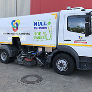 Fachleute der Stadtreinigung Hamburg testen vollelektrischen Kehrmaschinen-Prototyp von Brock