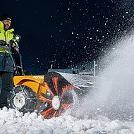 Leise Schnee räumen mit den Akkugeräten von Pellenc