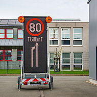 Gut sichtbar in einem Stück: Anzeigetafel zur Verkehrs-Sicherung