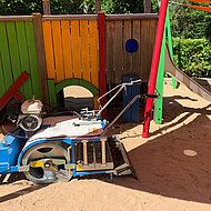 Kindergartenverbund Neunkirchen stetzt auf Sandreinigungsfräse CICALA