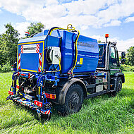 DAMMANN KS-Spr&uuml;her: Seegraswasser mit dem Unimog ausbringen