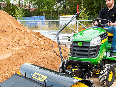 matev mit umfangreichem Anbauger&auml;te-Sortiment auf der GaLaBau 2016