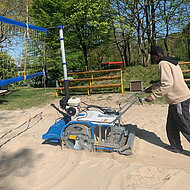 Beachvolleyball-Pl&auml;tze und Sandfl&auml;chen mit der CICALA reinigen