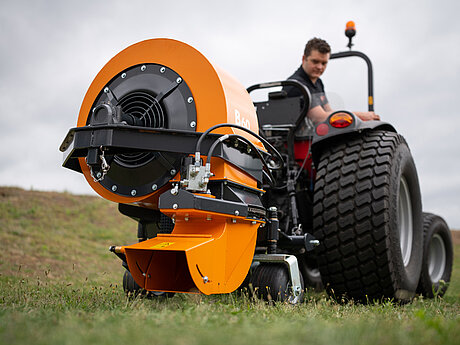 Laubbeseitigung mit ordentlich Schmackes &ndash; VOTEX Anbau-Laubgebl&auml;se B60 und Laubverladewagen VT 420