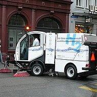 Kehrmaschine mit Wasserstoffantrieb in der Praxis: sauber und energieeffizient