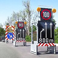 Wegweisende Verkehrsabsicherung mit dem  „Drop & Pick“-Anhänger von Nissen