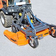 Mit der neuen M&auml;htechnik von STOLL randnah M&auml;hen und Absaugen 