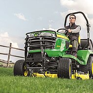 John Deere stellt neue Kompakttraktoren der Serie X900 vor