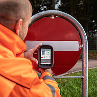 Mit Retroreflektometern folgenschwere Unfälle bei Dunkelheit verhindern