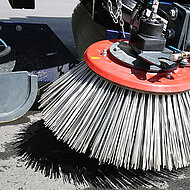 Langj&auml;hrige Zusammenarbeit: Weber B&uuml;rstensysteme und BROCK Kehrtechnik kooperieren