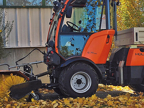 Laubkehren im Herbst mit den Ger&auml;tetr&auml;gern von Holder