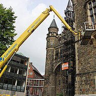 Sicherer Stand bei der Fassadenpr&uuml;fung im Aachener Rathaus