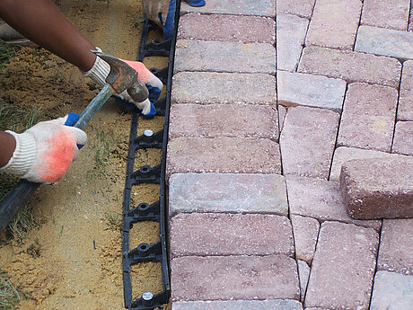 Weber Baumaschinen und Fahrzeuge GmbH: SnapEdge Pflasterkantensicherung 