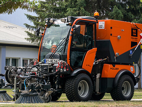 Holder pr&auml;sentiert solide Kehrsaugmaschine SX 1200 