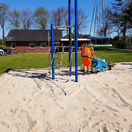 Sand-Spielplätze von Dreck befreien