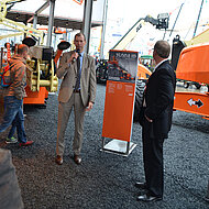 JLG verkauft auf der bauma die erste 1500AJP an Riwal