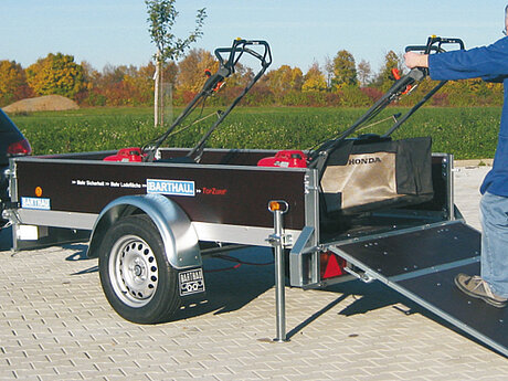 Barthau: Pkw-Gewerbe-Anh&auml;nger und Pritschen mit TOPZURR&reg; f&uuml;r den kommunalen Einsatz