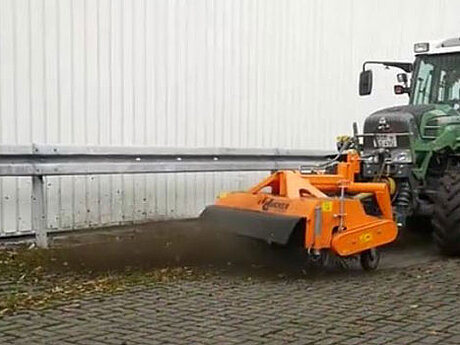 D&uuml;cker Kehrmaschinen ersetzen Glyphosat