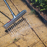 WeedMaster eM: Nachhaltige Unkrautbek&auml;mpfung ist effektiver