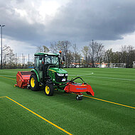 Wiedenmanns &bdquo;Turboteam&ldquo;: Reinigung von Kunstrasenpl&auml;tzen leichtgemacht