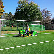 SMG: Maschinen und Ger&auml;te f&uuml;r die fortgeschrittene und regelm&auml;&szlig;ige Pflege von Kunstrasen