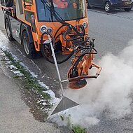 Nachhaltig gegen Wildbewuchs &ndash; patentiertes Hei&szlig;-Wasser-Schaum-Verfahren von IproTech