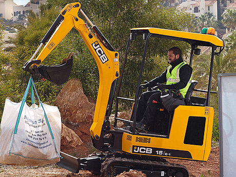 Der Minibagger JCB 15C-1 ist hart im Nehmen