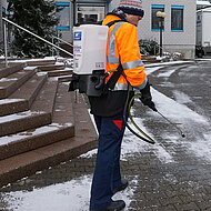 Vom richtigen Umgang mit Streusalz und seinen Ersatzprodukten