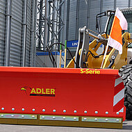 Schneeschild und Anbau-Kehrmaschine: mehr Sauberkeit und Sicherheit 