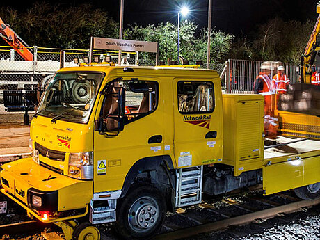 Fuso Canter mit Allradantrieb erobert britisches Schienennetz 