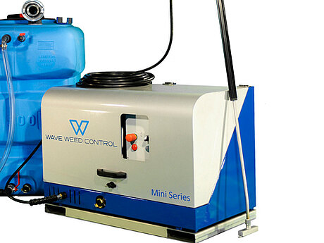 Wildkrautbek&auml;mpfung mit Hei&szlig;wasser 