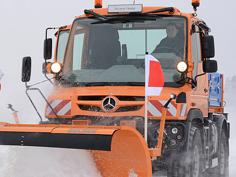 Hocheffiziente Winterdienst-Technik f&uuml;r die kompakten Unimog U 216 und U 218