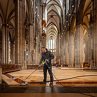 K&auml;rcher-Kultursponsoring: gr&uuml;ndliche Bodenreinigung im K&ouml;lner Dom