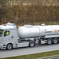 Mit Batterien gegen Schlitterpartien: E-Lkw bringt Sole auf Autobahn aus