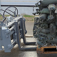 Palettengabel mit integriertem Seitenverschub von Bressel und Lade