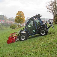 Komfortabler Arbeitsplatz: Wasserverband setzt Hangtraktor Grip4 von Sauerburger ein