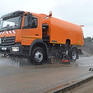 SCHMIDT KOMMUNALFAHRZEUGE &ndash; Lkw-Aufbaukehrmaschine mit Wasser-Hochdruckbalken 