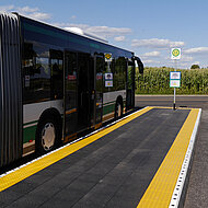 &bdquo;Gro&szlig;er Bahnhof&ldquo; in Panketal Schwanebeck: sechs provisorische Bushaltestellenpodeste installiert