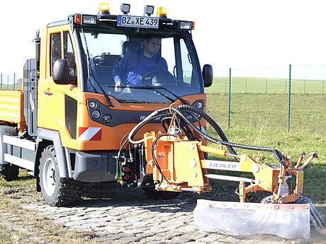 Erfolgreiche Wildkrautbek&auml;mpfung mit der FIEDLER Wildkrautb&uuml;rste WK702 