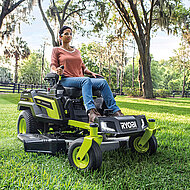 Ryobi 72 V-Akku-Aufsitzrasenmäher für komfortablen Rasenschnitt ohne Abgasemissionen