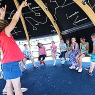 Die Sterne zum Greifen nah mit der Spielplatzattraktion &sbquo;Play! Planetarium&lsquo; von LAPPSET