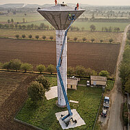 Wartungsarbeiten in luftiger H&ouml;he &ndash; mit der Genie ZX-135/70