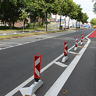 Protected Bike Lane &ndash; nachhaltig gesch&uuml;tzter Radstreifen Veldener Stra&szlig;e