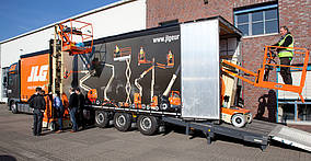 Eine anziehende Show: JLG besuchte mit seinem Show-Truck viele in allen Regionen Deutschlands Interessierte 