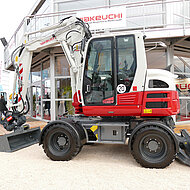 Zwölf Takeuchi-Maschinen auf der demopark