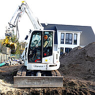 H&uuml;llkreisbagger TB 257 FR: in beengter Umgebung effektiv arbeiten